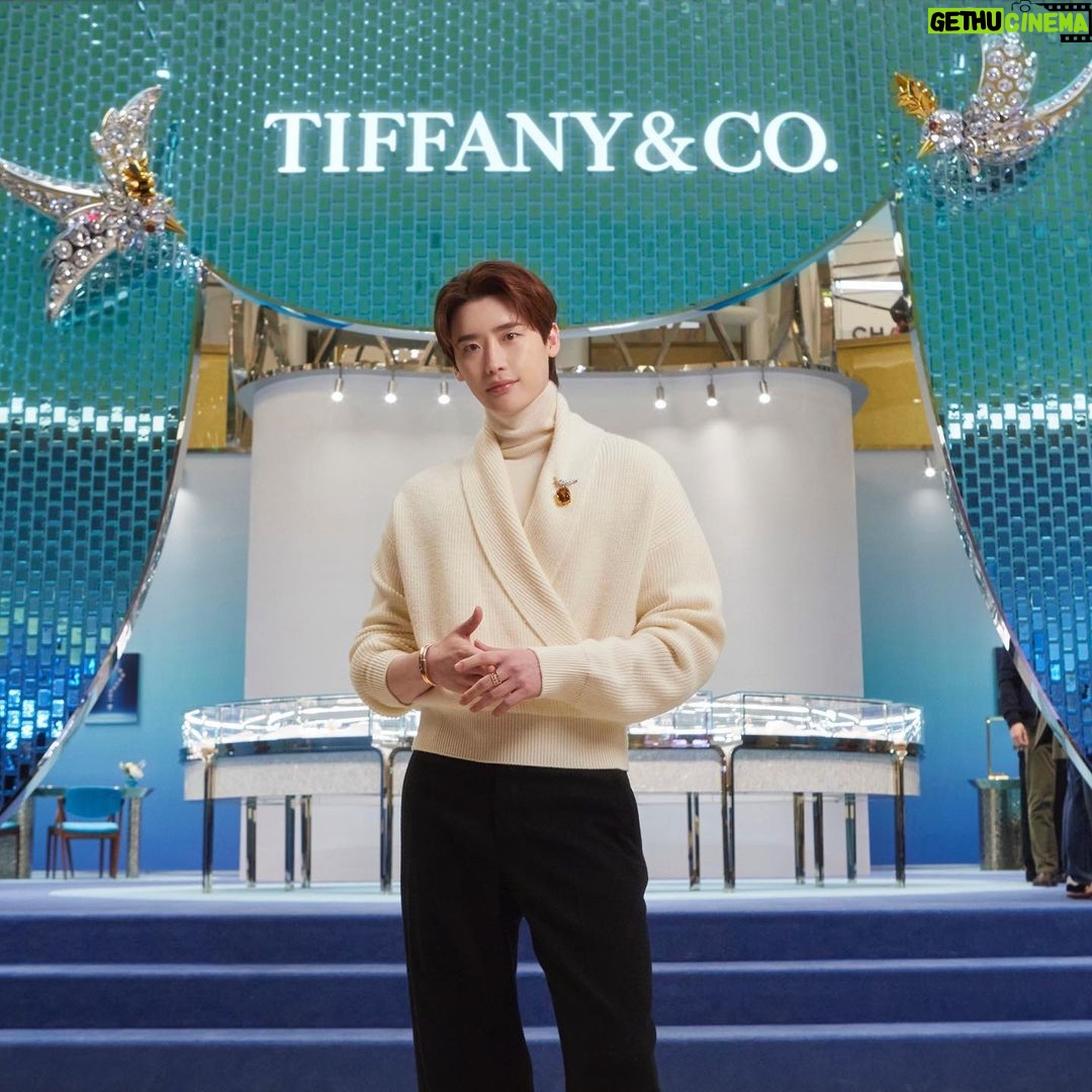 Lee Jong-suk Instagram - 아 재밌었다😆 #TiffanyAndCo #티파니앤코#TiffanyHouseofICONs #티파니하우스오브아이콘 #AD 홀리데이를 맞아 브랜드의 헤리티지 컬렉션인 '바위 위에 앉은 새'에서 영감을 받은 모던한 컨셉의 티파니 하우스 오브 아이콘(Tiffany House of ICONs) 팝업스토어가 오픈했습니다. 1 월 31 일까지 에비뉴엘 잠실점 지하 1 층 더 크라운에서 티파니를 상징하는 다이아몬드의 아름다움과 아이코닉한 컬렉션을 만나보세요🫶
