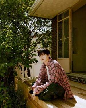 Lee Jong-suk Instagram - 🙃🙂