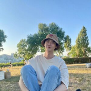 Lee Jong-suk Instagram - 🌼