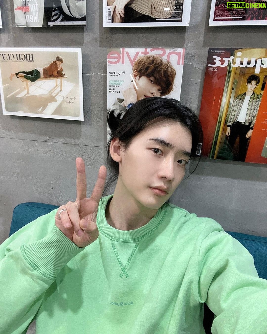 Lee Jong-suk - 3.1 Million Likes - 장발 장 이모🙍🏻♀️