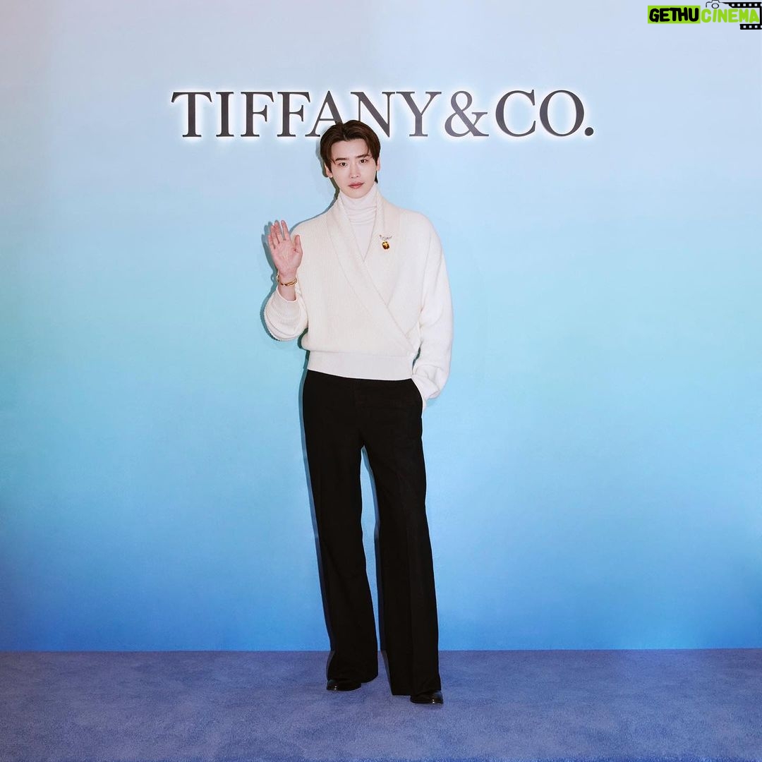 Lee Jong-suk Instagram - 아 재밌었다😆 #TiffanyAndCo #티파니앤코#TiffanyHouseofICONs #티파니하우스오브아이콘 #AD 홀리데이를 맞아 브랜드의 헤리티지 컬렉션인 '바위 위에 앉은 새'에서 영감을 받은 모던한 컨셉의 티파니 하우스 오브 아이콘(Tiffany House of ICONs) 팝업스토어가 오픈했습니다. 1 월 31 일까지 에비뉴엘 잠실점 지하 1 층 더 크라운에서 티파니를 상징하는 다이아몬드의 아름다움과 아이코닉한 컬렉션을 만나보세요🫶