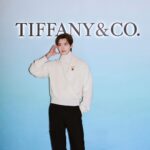 Lee Jong-suk Instagram – 아 재밌었다😆
#TiffanyAndCo #티파니앤코#TiffanyHouseofICONs #티파니하우스오브아이콘 #AD
홀리데이를 맞아 브랜드의 헤리티지 컬렉션인 ‘바위 위에 앉은 새’에서 영감을 받은 모던한 컨셉의 티파니 하우스 오브 아이콘(Tiffany House of ICONs) 팝업스토어가 오픈했습니다.
1 월 31 일까지 에비뉴엘 잠실점 지하 1 층 더 크라운에서 티파니를 상징하는 다이아몬드의 아름다움과 아이코닉한 컬렉션을 만나보세요🫶