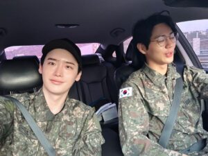 Lee Jong-suk Instagram - #K예비군 출퇴근길 
😊🙂😶🫠😴