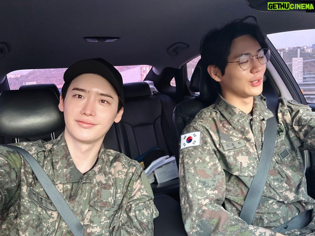 Lee Jong-suk - 5.3 Million Likes - #K예비군 출퇴근길
😊🙂😶🫠😴