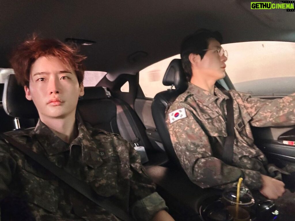 Lee Jong-suk Instagram - #K예비군 출퇴근길 😊🙂😶🫠😴