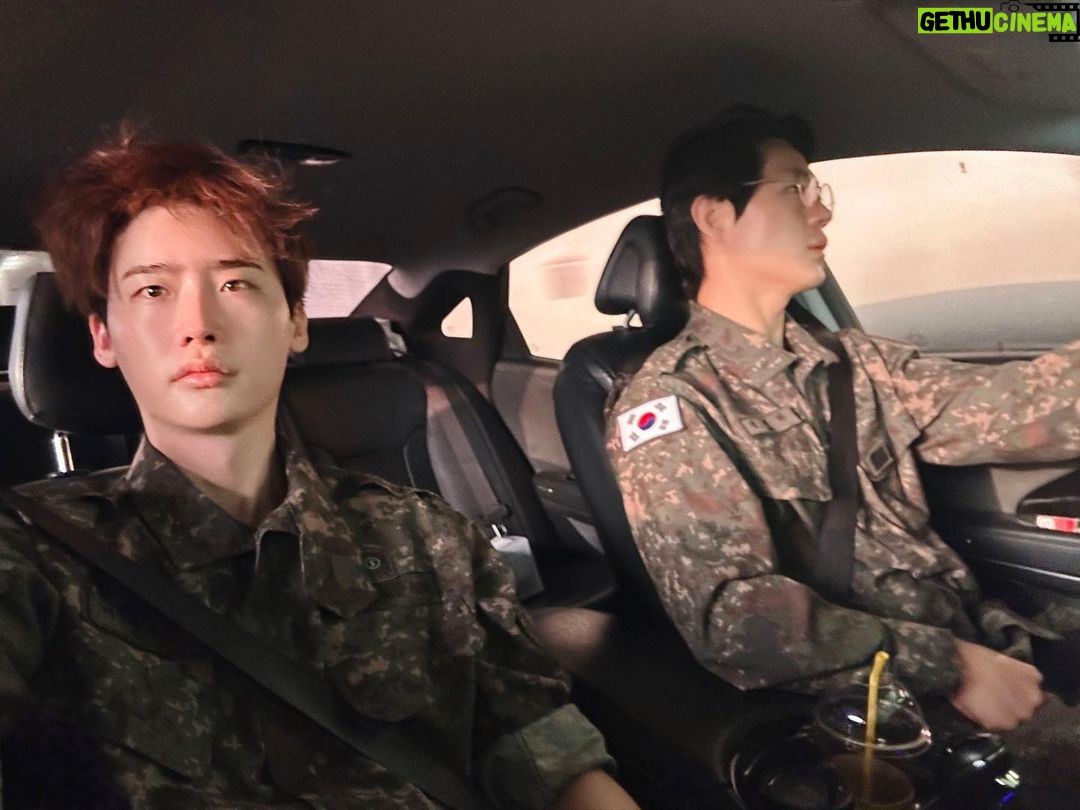 Lee Jong-suk - 5.3 Million Likes - #K예비군 출퇴근길
😊🙂😶🫠😴