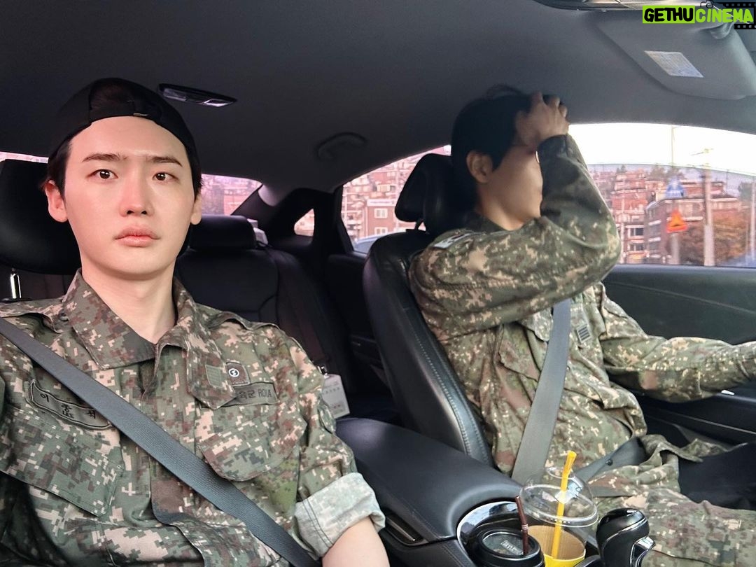 Lee Jong-suk - 5.3 Million Likes - #K예비군 출퇴근길
😊🙂😶🫠😴