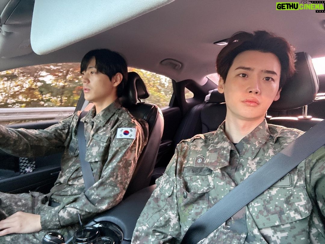 Lee Jong-suk - 5.3 Million Likes - #K예비군 출퇴근길
😊🙂😶🫠😴