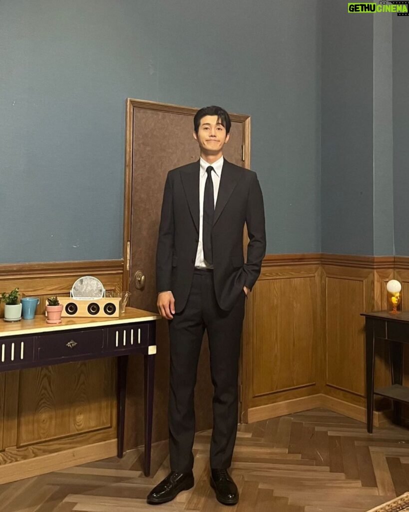 Lee Ki-woo Instagram - 😐 왜 더 큰거 같지… 흠..;;; 이 현장도 곧 이별이겠군..쩝 #기우리 #기적의형제 #남자는슈트빨 #N등신 #문만이형