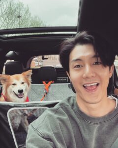 Lee Ki-woo Instagram - 🙋🏻‍♂️🦊 별로 안 닮았습니다만..😅 닮았다 하시니 기분은 좋네요~ 편안한 밤 되세요!! 서울 출동 준비 완료 후 출발전 찰콱! #기우리 #시고르테디 #가족 #브로맨스 #사지마세요입양하세요 #adoptdontshop #oneandonly