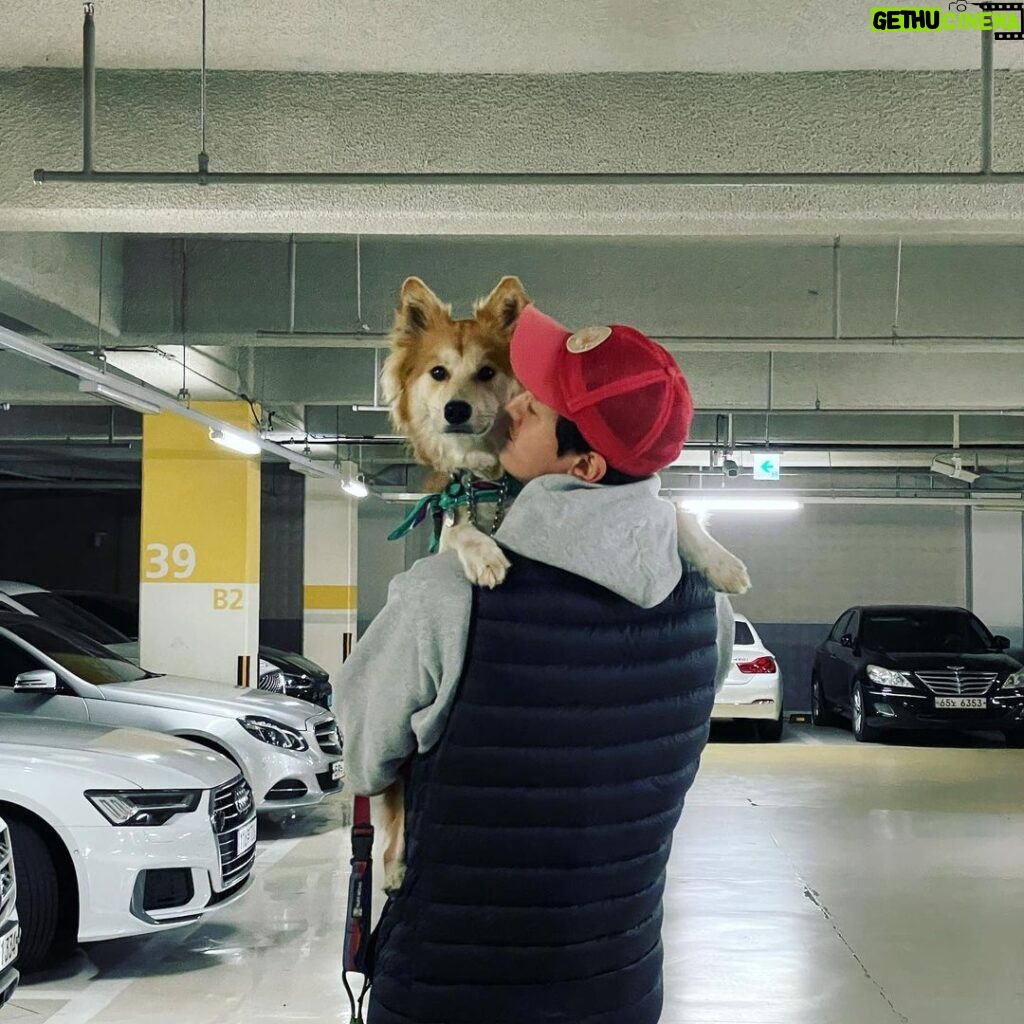 Lee Ki-woo Instagram - 🦊🙋🏻‍♂️ 강아지의 날 기념 어부바둥가둥가둥~ 셔틀 힘들다 언제 이렇게 컸어! #강아지의날 #그녀석과함께 #가족 #사지마세요입양하세요