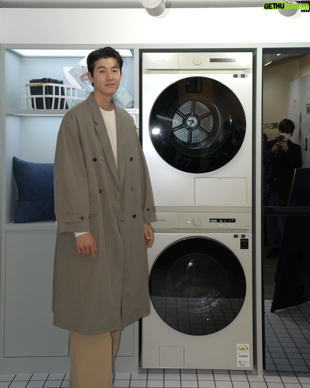 Lee Ki-woo Instagram - ππ»ββοΈ μΌμ±μ μ λΉμ€ν¬ν¬ λΌμ΄ν νμ¬μ μ°Έμ¬νκ³ μμ΅λλ€. μ΄λ² λΉμ€ν¬ν¬ λΌμΈμ
μ μ§μκ°λ₯ν νκ²½μ λν μΈμκ³Ό AIμ κ°μ κΈ°μ λ€μ΄ μ λͺ©λμ΄ μλΉμλ€μκ² λ³΄λ€ μΈμ¬ν μ νκ³Ό κΈ°λ₯μ μ 곡νλ€λ μ μ΄ νΉμ§μ΄μμ΅λλ€. μ λ μ΄λ² νμ¬μ μΉνκ²½ λλ΄μλ μ°Έμ¬ν΄ λ§μ λΆλ€κ³Ό μ΄μΌκΈ° λλμ΄λ³΄μλλ°μ. ννκ³ λμμ ν¬μΌλ‘μ, μΌμ±μ μμ ννκ³ λμκ° νμ
ν΄ λ―ΈμΈνλΌμ€ν± μ κ°μ½μ€λ₯Ό κ°λ°νλ€λ μ΄μΌκΈ°κ° μ°Έ μΈμ κΉμκ³ , μ΄λ¬ν κΈ°μ
λ€μ λ
Έλ ₯μ΄ μμΌλ‘λ κ³μλμμΌλ©΄ μ’κ² λ€λ μκ°μ΄ λ€μμ΅λλ€. μΌλ§ μ μλ ν
λμ νλ‘κΉ
νκ³ μλλ°, μμΌλ‘λ ν
λλ€ μΌμ΄μ¬ μμ£Ό μΆλν΄μΌκ² λ€μ :) #λΉμ€ν¬ν¬λΌμ΄ν #BESPOKELIFE #μΌμ±λΉμ€ν¬ν¬ #κ°μ μλλ΅κ² #EverydaySustainability #AD