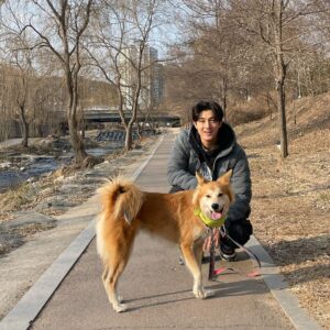 Lee Ki-woo Instagram - 🙋🏻‍♂️🦊
행복은 의외로 가까이에 있다. 
3월 부터 5km 씩 걸어보자 쓰레기봉투 들고~

#시고르테디 #기우리 #줍깅 #플로깅 
#산책 #브로맨스 #가족