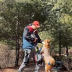 Lee Ki-woo Instagram - 🙋🏻‍♂️🦊 오늘도 우리 가족 화이팅!! 날이 아직 추워요~ ✔️햇볕만 믿고 얇게 입으면 감기 걸리기 딱 좋은 날 #기우리 #시고르테디 #출근전산책 #사지마세요입양하세요 #oneandonly #family