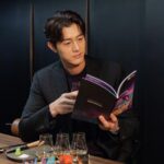 Lee Ki-woo Instagram - (광고) 한정판 위스키 컬렉션인 2022 스페셜 릴리즈의 출시 소식을 듣고 한우 코스요리와 함께 즐길 수 있는 도산회관에서 특별한 시간 보내고 왔습니다~ 다양한 개성을 자랑하는 총 8종의 싱글 몰트, 싱글 그레인 위스키를 모두 맛보았는데.. 그중에서도 탈리스커 11년은 탈리스커 앰버서더로서 익숙한 풍미를 기억하는 제게도 전에 없던 강렬한 인상을 심어주네요! 특히 2022 스페셜 릴리즈 컬렉션은 8종 모두 물을 한 방울도 섞지 않은 캐스크 스트렝스 제품이라 그런지 각자의 풍미가 뚜렷하게 와닿더라구요~ 👍🏼 QR코드를 스캔하니 신기하게도 위스키에 대한 정보와 함께 전설 속 일러스트들이 생생하게 살아 움직여요!! 맛있는 음식과 고급스러운 페어링으로 간만에 프리미엄 한껏 충전하고 돌아왔습니다!! 제가 즐긴 스페셜 릴리즈 페어링 코스는 캐치테이블을 통해 한 달간 예약 가능합니다 🙋🏻‍♂️ Please Drink Responsibly 본 콘텐츠는 디아지오코리아로부터 소정의 원고료를 제공받아 작성되었습니다. #specialreleases2022 #2022스페셜릴리즈 #탈리스커앰버서더 #위스키 #도산회관 #탈리스커 #싱글톤 #카메론브리지 #몰트락 #카듀 #오반 #라가불린 #클라이넬리쉬