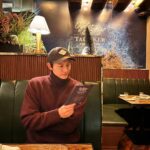 Lee Ki-woo Instagram - (광고) 탈리스커 앰버서더가 오이스터를 안먹을 수 없지! � 바다가 만든 위스키답게 탈리스커는 해산물과 함께 했을 때 바다의 풍미가 배가 된다는 사실 알고 계셨나요? 그래서 탈리스커와 함께 하고 있는 프리미엄 오이스터 바 펄쉘 프리미에로 가보았습니다!! 거친 파도를 뚫고 나아가는 탈리스커의 배를 닮은 플레이트 위에, 4피스의 오이스터가 올라간 탈리스커 보트 플레이트! 오이스터 알맹이를 먹은 후 쉘에 탈리스커를 부어 먹으면, 더 깊어진 바다의 풍미를 만날 수 있습니다🌊 오직 프리미에에서만, 오직 탈리스커를 위해 만들어진 아스파라거스 관자도 빼놓을 수 없죠👍🏼 아 이번 콜라보레이션은 2/14일까지만 진행됩니다! 🙋🏻‍♂️ Please Drink Responsibly 본 콘텐츠는 디아지오코리아로부터 소정의 원고료를 제공받아 작성되었습니다. #탈리스커 #talisker #탈리스커앰버서더 #오이스터바 #oyster #펄쉘 #pearlshell #펄쉘프리미에 #pearlshellpremiere #더즌오이스터 #dozenoyster #위스키 #whisky #페퍼하이볼 #pepperhighball Pearlshell Premiere