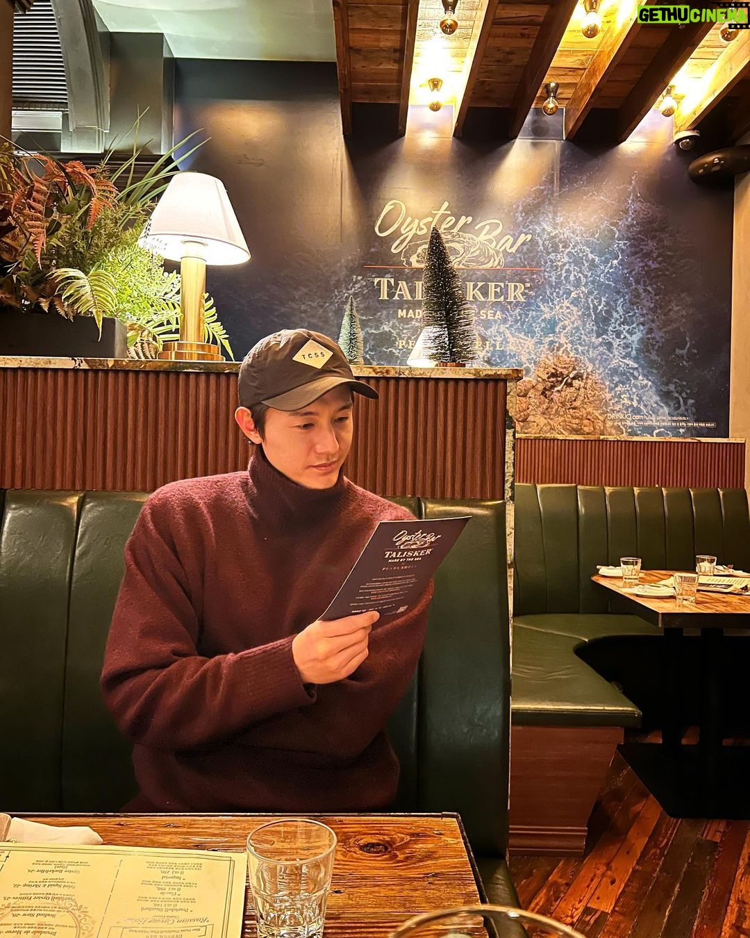 Lee Ki-woo Instagram - (광고) 탈리스커 앰버서더가 오이스터를 안먹을 수 없지! � 바다가 만든 위스키답게 탈리스커는 해산물과 함께 했을 때 바다의 풍미가 배가 된다는 사실 알고 계셨나요? 그래서 탈리스커와 함께 하고 있는 프리미엄 오이스터 바 펄쉘 프리미에로 가보았습니다!! 거친 파도를 뚫고 나아가는 탈리스커의 배를 닮은 플레이트 위에, 4피스의 오이스터가 올라간 탈리스커 보트 플레이트! 오이스터 알맹이를 먹은 후 쉘에 탈리스커를 부어 먹으면, 더 깊어진 바다의 풍미를 만날 수 있습니다🌊 오직 프리미에에서만, 오직 탈리스커를 위해 만들어진 아스파라거스 관자도 빼놓을 수 없죠👍🏼 아 이번 콜라보레이션은 2/14일까지만 진행됩니다! 🙋🏻♂️ Please Drink Responsibly 본 콘텐츠는 디아지오코리아로부터 소정의 원고료를 제공받아 작성되었습니다. #탈리스커 #talisker #탈리스커앰버서더 #오이스터바 #oyster #펄쉘 #pearlshell #펄쉘프리미에 #pearlshellpremiere #더즌오이스터 #dozenoyster #위스키 #whisky #페퍼하이볼 #pepperhighball Pearlshell Premiere
