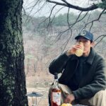 Lee Ki-woo Instagram - (광고) 요 며칠 일교차 큰 날이 반복하는 걸 보아하니 슬슬 겨울이 물러나고 봄이 다가오는 것 같네요! 모두들 새로운 계절을 맞이하여 나들이 계획은 세우셨나요?   저는 탈리스커와 함께 어김없이 이번 봄나들이에도 함께 하려 합니다! 점점 따스해지는 날씨에는, 역시 페퍼하이볼이죠👍🏼 탈리스커와 탄산수로 1:3비율로 섞고, 통후추를 갈아 마시면 더욱 깊은 바다의 풍미를 느낄 수 있다는 사실, 이제 다들 알고 계시죠? 🌊   탈리스커 페퍼하이볼과 함께 봄의 시작을 맞이해보아요! 🙋🏻‍♂️ ⠀ Please Drink Responsibly ⠀ 본 포스팅은 디아지오코리아로부터 소정의 원고료를 제공 받아 작성되었습니다. #탈리스커 #탈리스커앰버서더 #talisker #madebythesea #바다가만든위스키 #위스키추천 #하이볼추천 #봄 #캠핑위스키 📸 by No.2 👍🏼