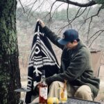 Lee Ki-woo Instagram - (광고) 요 며칠 일교차 큰 날이 반복하는 걸 보아하니 슬슬 겨울이 물러나고 봄이 다가오는 것 같네요! 모두들 새로운 계절을 맞이하여 나들이 계획은 세우셨나요?   저는 탈리스커와 함께 어김없이 이번 봄나들이에도 함께 하려 합니다! 점점 따스해지는 날씨에는, 역시 페퍼하이볼이죠👍🏼 탈리스커와 탄산수로 1:3비율로 섞고, 통후추를 갈아 마시면 더욱 깊은 바다의 풍미를 느낄 수 있다는 사실, 이제 다들 알고 계시죠? 🌊   탈리스커 페퍼하이볼과 함께 봄의 시작을 맞이해보아요! 🙋🏻‍♂️ ⠀ Please Drink Responsibly ⠀ 본 포스팅은 디아지오코리아로부터 소정의 원고료를 제공 받아 작성되었습니다. #탈리스커 #탈리스커앰버서더 #talisker #madebythesea #바다가만든위스키 #위스키추천 #하이볼추천 #봄 #캠핑위스키 📸 by No.2 👍🏼