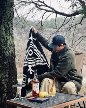 Lee Ki-woo Instagram - (광고) 
요 며칠 일교차 큰 날이 반복하는 걸 보아하니
슬슬 겨울이 물러나고 봄이 다가오는 것 같네요!
모두들 새로운 계절을 맞이하여 나들이 계획은 세우셨나요?
 
저는 탈리스커와 함께 어김없이 이번 봄나들이에도 함께 하려 합니다! 점점 따스해지는 날씨에는, 역시 페퍼하이볼이죠👍🏼
탈리스커와 탄산수로 1:3비율로 섞고, 통후추를 갈아 마시면 더욱 깊은 바다의 풍미를 느낄 수 있다는 사실, 이제 다들 알고 계시죠? 🌊
 
탈리스커 페퍼하이볼과 함께 봄의 시작을 맞이해보아요! 🙋🏻‍♂️
⠀
Please Drink Responsibly
⠀
본 포스팅은 디아지오코리아로부터
소정의 원고료를 제공 받아 작성되었습니다.

#탈리스커 #탈리스커앰버서더 #talisker #madebythesea #바다가만든위스키 #위스키추천 #하이볼추천 #봄 #캠핑위스키

📸 by No.2 👍🏼