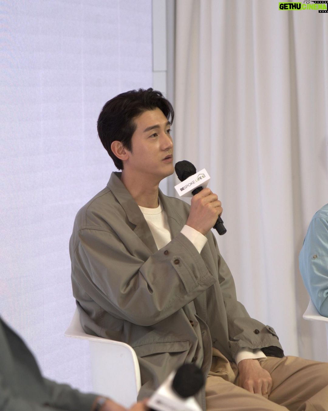 Lee Ki-woo Instagram - ππ»ββοΈ μΌμ±μ μ λΉμ€ν¬ν¬ λΌμ΄ν νμ¬μ μ°Έμ¬νκ³ μμ΅λλ€. μ΄λ² λΉμ€ν¬ν¬ λΌμΈμ
μ μ§μκ°λ₯ν νκ²½μ λν μΈμκ³Ό AIμ κ°μ κΈ°μ λ€μ΄ μ λͺ©λμ΄ μλΉμλ€μκ² λ³΄λ€ μΈμ¬ν μ νκ³Ό κΈ°λ₯μ μ 곡νλ€λ μ μ΄ νΉμ§μ΄μμ΅λλ€. μ λ μ΄λ² νμ¬μ μΉνκ²½ λλ΄μλ μ°Έμ¬ν΄ λ§μ λΆλ€κ³Ό μ΄μΌκΈ° λλμ΄λ³΄μλλ°μ. ννκ³ λμμ ν¬μΌλ‘μ, μΌμ±μ μμ ννκ³ λμκ° νμ
ν΄ λ―ΈμΈνλΌμ€ν± μ κ°μ½μ€λ₯Ό κ°λ°νλ€λ μ΄μΌκΈ°κ° μ°Έ μΈμ κΉμκ³ , μ΄λ¬ν κΈ°μ
λ€μ λ
Έλ ₯μ΄ μμΌλ‘λ κ³μλμμΌλ©΄ μ’κ² λ€λ μκ°μ΄ λ€μμ΅λλ€. μΌλ§ μ μλ ν
λμ νλ‘κΉ
νκ³ μλλ°, μμΌλ‘λ ν
λλ€ μΌμ΄μ¬ μμ£Ό μΆλν΄μΌκ² λ€μ :) #λΉμ€ν¬ν¬λΌμ΄ν #BESPOKELIFE #μΌμ±λΉμ€ν¬ν¬ #κ°μ μλλ΅κ² #EverydaySustainability #AD