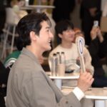 Lee Ki-woo Instagram - 🙋🏻‍♂️ 삼성전자 비스포크 라이프 행사에 참여하고 왔습니다. 이번 비스포크 라인업은 지속가능한 환경에 대한 인식과 AI와 같은 기술들이 접목되어 소비자들에게 보다 세심한 제품과 기능을 제공한다는 점이 특징이었습니다. 저는 이번 행사의 친환경 대담에도 참여해 많은 분들과 이야기 나누어보았는데요. 파타고니아의 팬으로서, 삼성전자와 파타고니아가 협업해 미세플라스틱 저감코스를 개발했다는 이야기가 참 인상 깊었고, 이러한 기업들의 노력이 앞으로도 계속되었으면 좋겠다는 생각이 들었습니다. 얼마 전에도 테디와 플로깅하고 왔는데, 앞으로도 테디네 삼총사 자주 출동해야겠네요 :) #비스포크라이프 #BESPOKELIFE #삼성비스포크 #가전을나답게 #EverydaySustainability #AD