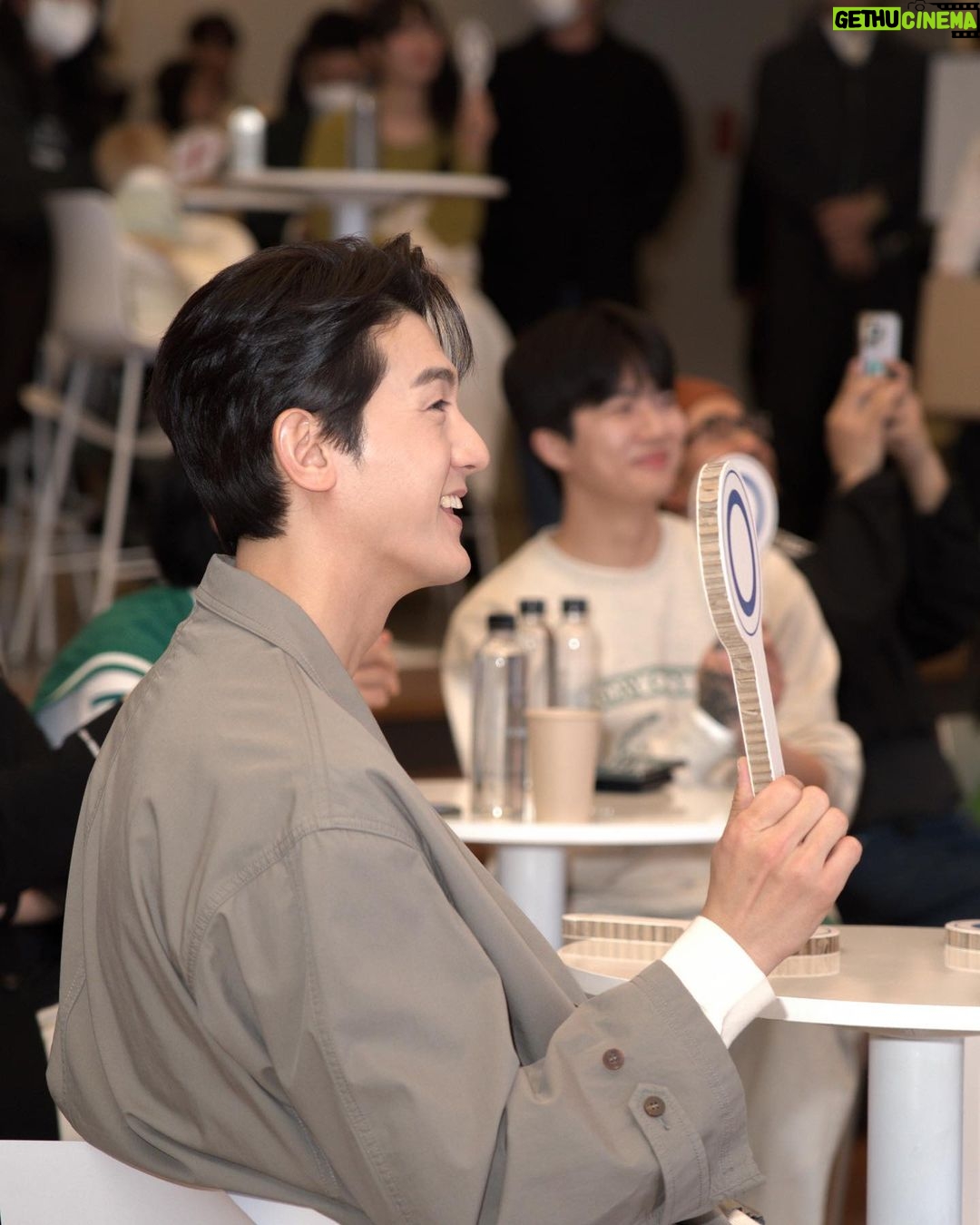 Lee Ki-woo Instagram - ππ»ββοΈ μΌμ±μ μ λΉμ€ν¬ν¬ λΌμ΄ν νμ¬μ μ°Έμ¬νκ³ μμ΅λλ€. μ΄λ² λΉμ€ν¬ν¬ λΌμΈμ
μ μ§μκ°λ₯ν νκ²½μ λν μΈμκ³Ό AIμ κ°μ κΈ°μ λ€μ΄ μ λͺ©λμ΄ μλΉμλ€μκ² λ³΄λ€ μΈμ¬ν μ νκ³Ό κΈ°λ₯μ μ 곡νλ€λ μ μ΄ νΉμ§μ΄μμ΅λλ€. μ λ μ΄λ² νμ¬μ μΉνκ²½ λλ΄μλ μ°Έμ¬ν΄ λ§μ λΆλ€κ³Ό μ΄μΌκΈ° λλμ΄λ³΄μλλ°μ. ννκ³ λμμ ν¬μΌλ‘μ, μΌμ±μ μμ ννκ³ λμκ° νμ
ν΄ λ―ΈμΈνλΌμ€ν± μ κ°μ½μ€λ₯Ό κ°λ°νλ€λ μ΄μΌκΈ°κ° μ°Έ μΈμ κΉμκ³ , μ΄λ¬ν κΈ°μ
λ€μ λ
Έλ ₯μ΄ μμΌλ‘λ κ³μλμμΌλ©΄ μ’κ² λ€λ μκ°μ΄ λ€μμ΅λλ€. μΌλ§ μ μλ ν
λμ νλ‘κΉ
νκ³ μλλ°, μμΌλ‘λ ν
λλ€ μΌμ΄μ¬ μμ£Ό μΆλν΄μΌκ² λ€μ :) #λΉμ€ν¬ν¬λΌμ΄ν #BESPOKELIFE #μΌμ±λΉμ€ν¬ν¬ #κ°μ μλλ΅κ² #EverydaySustainability #AD