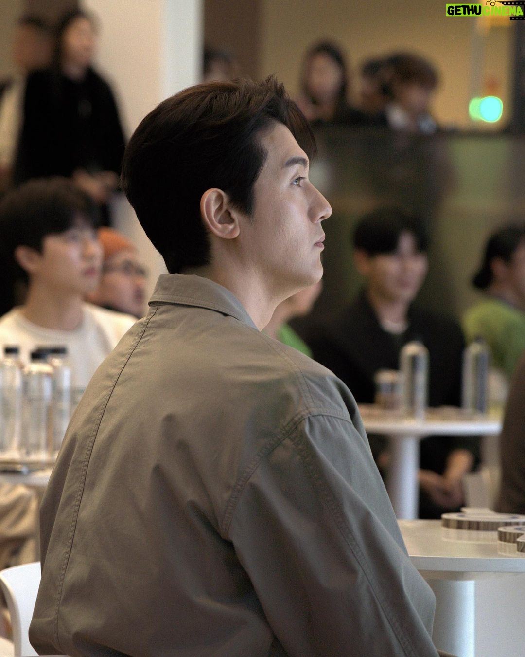 Lee Ki-woo Instagram - ππ»ββοΈ μΌμ±μ μ λΉμ€ν¬ν¬ λΌμ΄ν νμ¬μ μ°Έμ¬νκ³ μμ΅λλ€. μ΄λ² λΉμ€ν¬ν¬ λΌμΈμ
μ μ§μκ°λ₯ν νκ²½μ λν μΈμκ³Ό AIμ κ°μ κΈ°μ λ€μ΄ μ λͺ©λμ΄ μλΉμλ€μκ² λ³΄λ€ μΈμ¬ν μ νκ³Ό κΈ°λ₯μ μ 곡νλ€λ μ μ΄ νΉμ§μ΄μμ΅λλ€. μ λ μ΄λ² νμ¬μ μΉνκ²½ λλ΄μλ μ°Έμ¬ν΄ λ§μ λΆλ€κ³Ό μ΄μΌκΈ° λλμ΄λ³΄μλλ°μ. ννκ³ λμμ ν¬μΌλ‘μ, μΌμ±μ μμ ννκ³ λμκ° νμ
ν΄ λ―ΈμΈνλΌμ€ν± μ κ°μ½μ€λ₯Ό κ°λ°νλ€λ μ΄μΌκΈ°κ° μ°Έ μΈμ κΉμκ³ , μ΄λ¬ν κΈ°μ
λ€μ λ
Έλ ₯μ΄ μμΌλ‘λ κ³μλμμΌλ©΄ μ’κ² λ€λ μκ°μ΄ λ€μμ΅λλ€. μΌλ§ μ μλ ν
λμ νλ‘κΉ
νκ³ μλλ°, μμΌλ‘λ ν
λλ€ μΌμ΄μ¬ μμ£Ό μΆλν΄μΌκ² λ€μ :) #λΉμ€ν¬ν¬λΌμ΄ν #BESPOKELIFE #μΌμ±λΉμ€ν¬ν¬ #κ°μ μλλ΅κ² #EverydaySustainability #AD