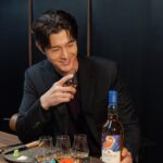 Lee Ki-woo Instagram - (광고) 한정판 위스키 컬렉션인 2022 스페셜 릴리즈의 출시 소식을 듣고 한우 코스요리와 함께 즐길 수 있는 도산회관에서 특별한 시간 보내고 왔습니다~ 다양한 개성을 자랑하는 총 8종의 싱글 몰트, 싱글 그레인 위스키를 모두 맛보았는데.. 그중에서도 탈리스커 11년은 탈리스커 앰버서더로서 익숙한 풍미를 기억하는 제게도 전에 없던 강렬한 인상을 심어주네요! 특히 2022 스페셜 릴리즈 컬렉션은 8종 모두 물을 한 방울도 섞지 않은 캐스크 스트렝스 제품이라 그런지 각자의 풍미가 뚜렷하게 와닿더라구요~ 👍🏼 QR코드를 스캔하니 신기하게도 위스키에 대한 정보와 함께 전설 속 일러스트들이 생생하게 살아 움직여요!! 맛있는 음식과 고급스러운 페어링으로 간만에 프리미엄 한껏 충전하고 돌아왔습니다!! 제가 즐긴 스페셜 릴리즈 페어링 코스는 캐치테이블을 통해 한 달간 예약 가능합니다 🙋🏻‍♂️ Please Drink Responsibly 본 콘텐츠는 디아지오코리아로부터 소정의 원고료를 제공받아 작성되었습니다. #specialreleases2022 #2022스페셜릴리즈 #탈리스커앰버서더 #위스키 #도산회관 #탈리스커 #싱글톤 #카메론브리지 #몰트락 #카듀 #오반 #라가불린 #클라이넬리쉬
