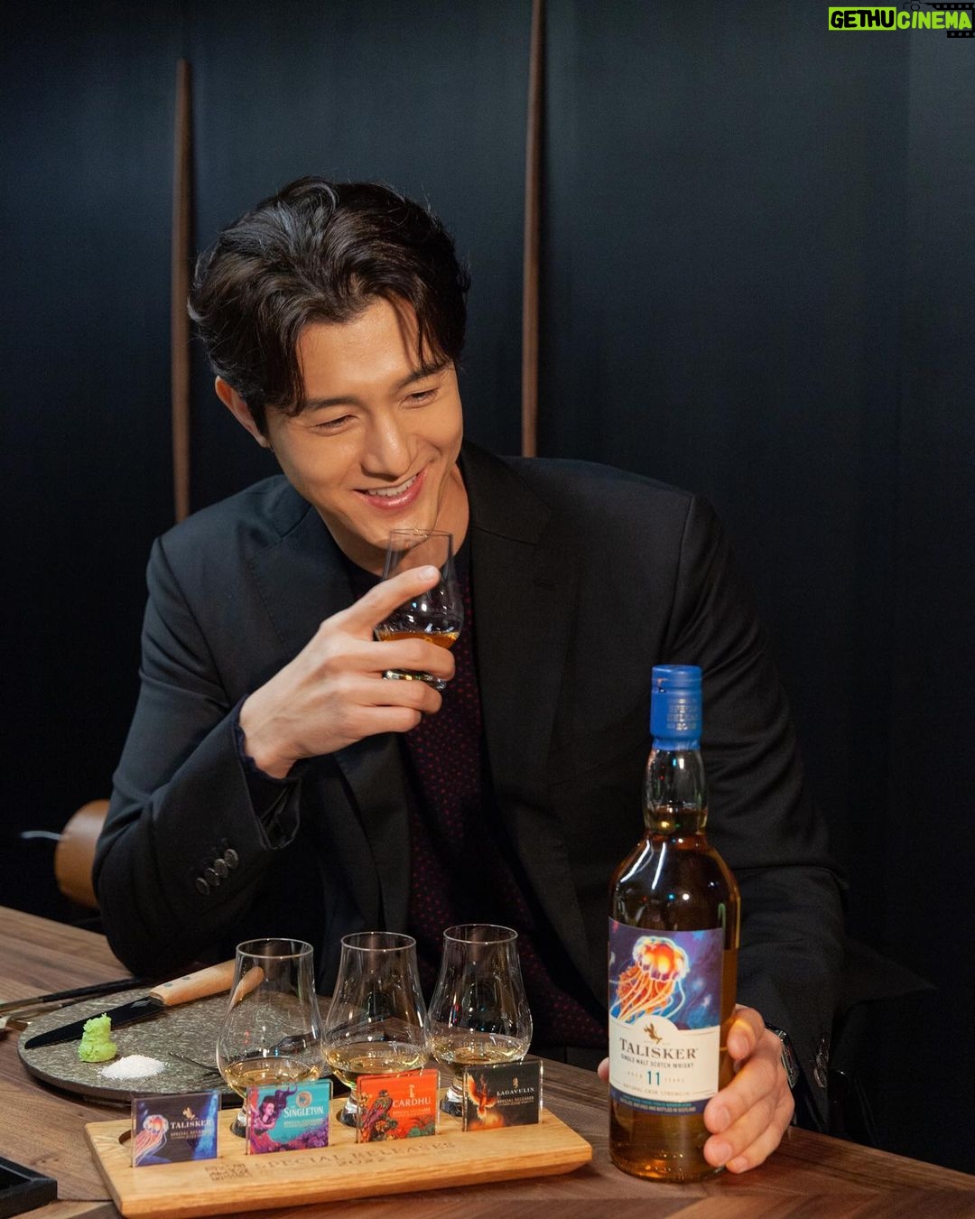 Lee Ki-woo Instagram - (광고) 한정판 위스키 컬렉션인 2022 스페셜 릴리즈의 출시 소식을 듣고 한우 코스요리와 함께 즐길 수 있는 도산회관에서 특별한 시간 보내고 왔습니다~ 다양한 개성을 자랑하는 총 8종의 싱글 몰트, 싱글 그레인 위스키를 모두 맛보았는데.. 그중에서도 탈리스커 11년은 탈리스커 앰버서더로서 익숙한 풍미를 기억하는 제게도 전에 없던 강렬한 인상을 심어주네요! 특히 2022 스페셜 릴리즈 컬렉션은 8종 모두 물을 한 방울도 섞지 않은 캐스크 스트렝스 제품이라 그런지 각자의 풍미가 뚜렷하게 와닿더라구요~ 👍🏼 QR코드를 스캔하니 신기하게도 위스키에 대한 정보와 함께 전설 속 일러스트들이 생생하게 살아 움직여요!! 맛있는 음식과 고급스러운 페어링으로 간만에 프리미엄 한껏 충전하고 돌아왔습니다!! 제가 즐긴 스페셜 릴리즈 페어링 코스는 캐치테이블을 통해 한 달간 예약 가능합니다 🙋🏻♂️ Please Drink Responsibly 본 콘텐츠는 디아지오코리아로부터 소정의 원고료를 제공받아 작성되었습니다. #specialreleases2022 #2022스페셜릴리즈 #탈리스커앰버서더 #위스키 #도산회관 #탈리스커 #싱글톤 #카메론브리지 #몰트락 #카듀 #오반 #라가불린 #클라이넬리쉬