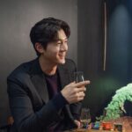 Lee Ki-woo Instagram - (광고) 한정판 위스키 컬렉션인 2022 스페셜 릴리즈의 출시 소식을 듣고 한우 코스요리와 함께 즐길 수 있는 도산회관에서 특별한 시간 보내고 왔습니다~ 다양한 개성을 자랑하는 총 8종의 싱글 몰트, 싱글 그레인 위스키를 모두 맛보았는데.. 그중에서도 탈리스커 11년은 탈리스커 앰버서더로서 익숙한 풍미를 기억하는 제게도 전에 없던 강렬한 인상을 심어주네요! 특히 2022 스페셜 릴리즈 컬렉션은 8종 모두 물을 한 방울도 섞지 않은 캐스크 스트렝스 제품이라 그런지 각자의 풍미가 뚜렷하게 와닿더라구요~ 👍🏼 QR코드를 스캔하니 신기하게도 위스키에 대한 정보와 함께 전설 속 일러스트들이 생생하게 살아 움직여요!! 맛있는 음식과 고급스러운 페어링으로 간만에 프리미엄 한껏 충전하고 돌아왔습니다!! 제가 즐긴 스페셜 릴리즈 페어링 코스는 캐치테이블을 통해 한 달간 예약 가능합니다 🙋🏻‍♂️ Please Drink Responsibly 본 콘텐츠는 디아지오코리아로부터 소정의 원고료를 제공받아 작성되었습니다. #specialreleases2022 #2022스페셜릴리즈 #탈리스커앰버서더 #위스키 #도산회관 #탈리스커 #싱글톤 #카메론브리지 #몰트락 #카듀 #오반 #라가불린 #클라이넬리쉬