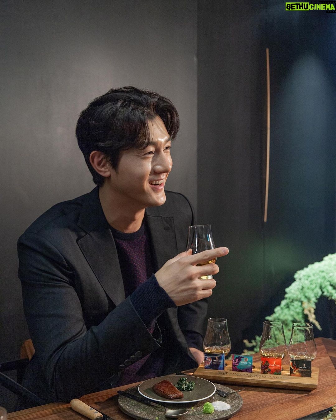 Lee Ki-woo Instagram - (광고) 한정판 위스키 컬렉션인 2022 스페셜 릴리즈의 출시 소식을 듣고 한우 코스요리와 함께 즐길 수 있는 도산회관에서 특별한 시간 보내고 왔습니다~ 다양한 개성을 자랑하는 총 8종의 싱글 몰트, 싱글 그레인 위스키를 모두 맛보았는데.. 그중에서도 탈리스커 11년은 탈리스커 앰버서더로서 익숙한 풍미를 기억하는 제게도 전에 없던 강렬한 인상을 심어주네요! 특히 2022 스페셜 릴리즈 컬렉션은 8종 모두 물을 한 방울도 섞지 않은 캐스크 스트렝스 제품이라 그런지 각자의 풍미가 뚜렷하게 와닿더라구요~ 👍🏼 QR코드를 스캔하니 신기하게도 위스키에 대한 정보와 함께 전설 속 일러스트들이 생생하게 살아 움직여요!! 맛있는 음식과 고급스러운 페어링으로 간만에 프리미엄 한껏 충전하고 돌아왔습니다!! 제가 즐긴 스페셜 릴리즈 페어링 코스는 캐치테이블을 통해 한 달간 예약 가능합니다 🙋🏻♂️ Please Drink Responsibly 본 콘텐츠는 디아지오코리아로부터 소정의 원고료를 제공받아 작성되었습니다. #specialreleases2022 #2022스페셜릴리즈 #탈리스커앰버서더 #위스키 #도산회관 #탈리스커 #싱글톤 #카메론브리지 #몰트락 #카듀 #오반 #라가불린 #클라이넬리쉬
