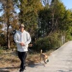 Lee Ki-woo Instagram - 🙋🏻‍♂️ 사지 말고 입양하세요. 펫샵의 지옥 같은 이면을 보았다면 절대 살 수 없을 것입니다. 어머의 젖을 채 떼기도 전에 쇼윈도 안의 상품이 되어버린 아이들은 건강상으로 어떤 결점을 가지고 있을지 성격적으로 부모견의 어떤 성향이 유전되어 띄게 될지 전혀 알 수 없는 시기의 꼬물이입니다. 이곳 아이들처럼 밝고 사람에게나 다른 강아지들에게 친근한 좋은 사회성의 아이들이 보호시설엔 참 많습니다. 세상 하나뿐인 믹스견 유기견을 따뜻하게 바라봐 주세요. #사지마세요입양하세요 #유기견에서반려견으로 #유기동물 #편견없는세상 #adoptdontshop #부부봉사 #테디차차네 #oneandonly
