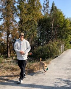 Lee Ki-woo Instagram - 🙋🏻‍♂️ 사지 말고 입양하세요. 펫샵의 지옥 같은 이면을 보았다면 절대 살 수 없을 것입니다. 어머의 젖을 채 떼기도 전에 쇼윈도 안의 상품이 되어버린 아이들은 건강상으로 어떤 결점을 가지고 있을지 성격적으로 부모견의 어떤 성향이 유전되어 띄게 될지 전혀 알 수 없는 시기의 꼬물이입니다. 이곳 아이들처럼 밝고 사람에게나 다른 강아지들에게 친근한 좋은 사회성의 아이들이 보호시설엔 참 많습니다. 세상 하나뿐인 믹스견 유기견을 따뜻하게 바라봐 주세요. #사지마세요입양하세요 #유기견에서반려견으로 #유기동물 #편견없는세상 #adoptdontshop #부부봉사 #테디차차네 #oneandonly