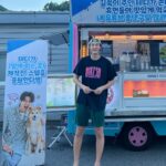 Lee Ki-woo Instagram - 🙏🏼 테디 잘 먹을게 고맙다. 현수막이랑 입간판은 또 언제 만들었대.. 잘 마실게 이따 집 가서 보자! 근데 이거 결재 누구 카드로 했냐.. 설마..🫠 #시고르테디 #가족 #선물 #브로맨스 #밤에피는꽃 #화이팅