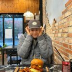 Lee Ki-woo Instagram - 🔥 추울 땐 고칼로리! 곰들을 이해하는 기름진 시간🙃 감기 조심 하세요!! #기우리 #고칼로리 #배뚠뚠이 #감기조심하세요