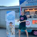 Lee Ki-woo Instagram - 🙏🏼 테디 잘 먹을게 고맙다. 현수막이랑 입간판은 또 언제 만들었대.. 잘 마실게 이따 집 가서 보자! 근데 이거 결재 누구 카드로 했냐.. 설마..🫠 #시고르테디 #가족 #선물 #브로맨스 #밤에피는꽃 #화이팅