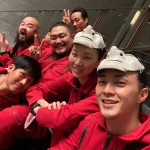 Lee Kyu-ho Instagram - 우리들의 행복한 시간 😄

#이규호 #이배우 #오슬로 #oslo #넷플릭스 #netflix  #종이의집 #종이의집공동경제구역 #유지태 #박해수 @haesoopark_official #이원종 #전종서 @wjswhdtj94 #김지훈 @jiraishin99 #장윤주 @yoonjujang #이현우 @hihyunwoo #김윤진 #김성오 #박명훈 @park_myung_hoon_528 #이주빈 @hellobeen #lacasadepapel #moneyheistkorea_jointeconomicarea #part1 #netflixkr
