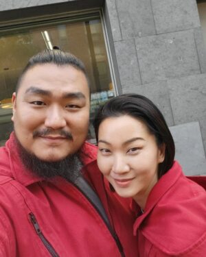 Lee Kyu-ho Instagram - 오슬로 마지막 촬영날 나이로비와 😎

이쁘고 멋진 윤주누나 최고~ ❤️❤️

#이규호 #이배우 #오슬로 #oslo #넷플릭스 #netflix  #종이의집 #종이의집공동경제구역 #유지태 @jt_db #박해수 @haesoopark_official #이원종 #전종서 @wjswhdtj94 #김지훈 @jiraishin99 #장윤주 @yoonjujang #이현우 @hihyunwoo #김윤진 #김성오 #박명훈 @park_myung_hoon_528 #이주빈 @hellobeen #lacasadepapel #moneyheistkorea_jointeconomicarea #part2 #netflixkr