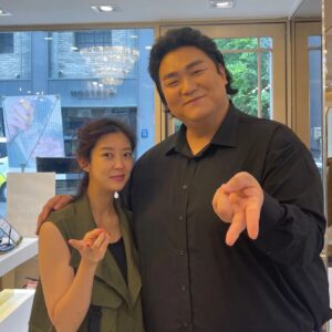 Lee Kyu-ho Instagram - 종이의집:공동경제구역 제작발표회

정말 너무나도 많은 분들이 와주셔서

많이 놀라기도 했고 진심으로 감사 했습니다

이제 공개까지 남은 기간은 단 2일

곧 만나요 우리~ 💕

그리고 항상 저의 헤어 메이크업을 멋지게 

해주시는 로블리샵 남지수 대표님 🤗

그리고 쇼우 부원장님 다시한번 감사합니다~ ^-^

#이규호 #이배우 #넷플릭스 #netflix  #종이의집 #종이의집공동경제구역 #유지태 #박해수 #이원종 #전종서 #김지훈 #장윤주 #이현우 #김윤진 #김성오 #박명훈 #이주빈 #lacasadepapel #moneyheistkorea_jointeconomicarea #part1 #netflixkr #로블리샵