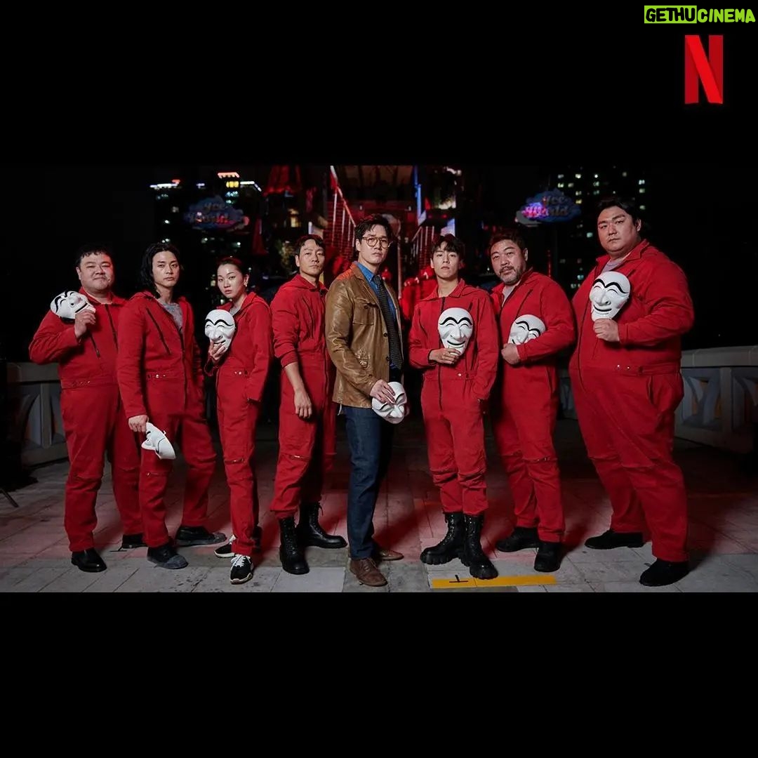Lee Kyu-ho Instagram - 우리.. 만나는날 D-4 💕 조금만 더 기다려줘~ 🤗🤗🤗 #이규호 #이배우 #넷플릭스 #netflix #종이의집 #종이의집공동경제구역 #유지태 #박해수 #이원종 #전종서 #김지훈 #장윤주 #이현우 #김윤진 #김성오 #박명훈 #이주빈 #lacasadepapel #moneyheistkorea_jointeconomicarea #part1 #netflixkr