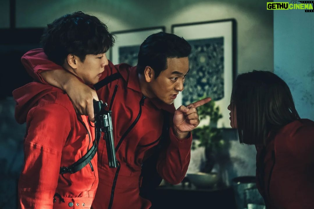 Lee Kyu-ho Instagram - 종이의집 그대들을 만나기 까지 남은 기간 D-17 딱 기다려!!! #이규호 #이배우 #넷플릭스 #netflix #종이의집 #종이의집공동경제구역 #유지태 #박해수 #이원종 #전종서 #김지훈 #장윤주 #이현우 #김윤진 #김성오 #박명훈 #이주빈 #lacasadepapel #moneyheistkorea_jointeconomicarea #part1 #netflixkr