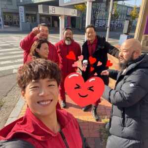 Lee Kyu-ho Instagram - 종이의집:공동경제구역 

우리들의 행복했던 추억

앞으로도 계속 업데이트~ 🤭🤣😁🥳

#이규호 #이배우 #오슬로 #oslo #넷플릭스 #netflix  #종이의집 #종이의집공동경제구역 #유지태 @jt_db #박해수 @haesoopark_official #이원종 #전종서 @wjswhdtj94 #김지훈 @jiraishin99 #장윤주 @yoonjujang #이현우 @hihyunwoo #김윤진 #김성오 #박명훈 @park_myung_hoon_528 #이주빈 @hellobeen #lacasadepapel #moneyheistkorea_jointeconomicarea #part2 #netflixkr