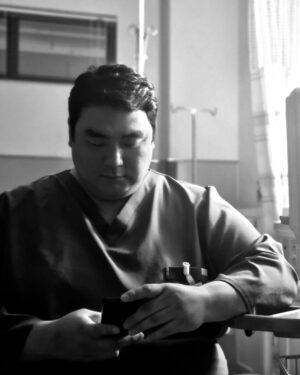 Lee Kyu-ho Instagram - 지난 약 7년간 미스터구 라는 캐릭터로 함께 했습니다

너무나 감사하고 즐겁고 행복한 시간의 연속이였습니다

하지만 이제는 떠나 보내야 합니다

긴 시간 함께 해주셔서 다시 한번 진심으로 감사드리구요

항상 행복과 낭만이 함께 하시길 기도 드립니다

낭만닥터 김사부 1, 2, 3 안녕~ 미스터구 안녕~ 👋

#이규호 #이배우 #미스터구 #유인식 #강보승 #한석규
#유연석 #안효섭 #이성경 #임원희 #진경 #변우민 #김주헌
#소주연 #김민재 #이홍내 #이신영 #윤나무 #고상호 #신동욱 #윤보라 #정지안 #낭만닥터김사부3