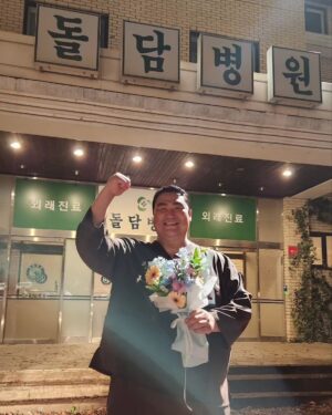 Lee Kyu-ho Instagram - 지난 약 7년간 미스터구 라는 캐릭터로 함께 했습니다

너무나 감사하고 즐겁고 행복한 시간의 연속이였습니다

하지만 이제는 떠나 보내야 합니다

긴 시간 함께 해주셔서 다시 한번 진심으로 감사드리구요

항상 행복과 낭만이 함께 하시길 기도 드립니다

낭만닥터 김사부 1, 2, 3 안녕~ 미스터구 안녕~ 👋

#이규호 #이배우 #미스터구 #유인식 #강보승 #한석규
#유연석 #안효섭 #이성경 #임원희 #진경 #변우민 #김주헌
#소주연 #김민재 #이홍내 #이신영 #윤나무 #고상호 #신동욱 #윤보라 #정지안 #낭만닥터김사부3