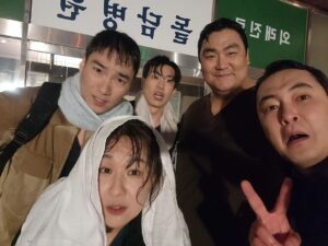 Lee Kyu-ho Instagram - 낭만닥터김사부3  마지막 촬영날

추억의 회상.. 

#이규호 #이배우 #미스터구 
#유인식 #강보승 #한석규 #유연석 #안효섭 #이성경
#임원희 #진경 #변우민 #김주헌 #소주연 #김민재
#이홍내 #이신영 #윤나무 #고상호 #신동욱 #윤보라
#정지안 #김용진 #낭만닥터김사부3