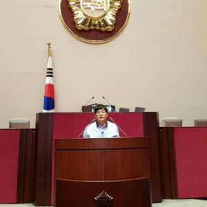 Lee Kyung-kyu Instagram - 국회 본회의장에서 연설 하는 나~~