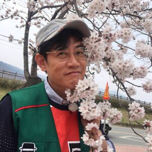 Lee Kyung-kyu Instagram - 안뇽♡경규ㅋ ㅋ 경남하동에서 만물트럭촬영도중 사람이 꽃보다아름다워