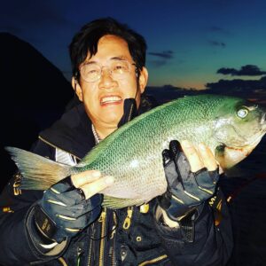 Lee Kyung-kyu Instagram - 갯바위 ~~낚시 바다의 흑기사 대물벵에돔  낚시의 달인 입질 이경규선생^^