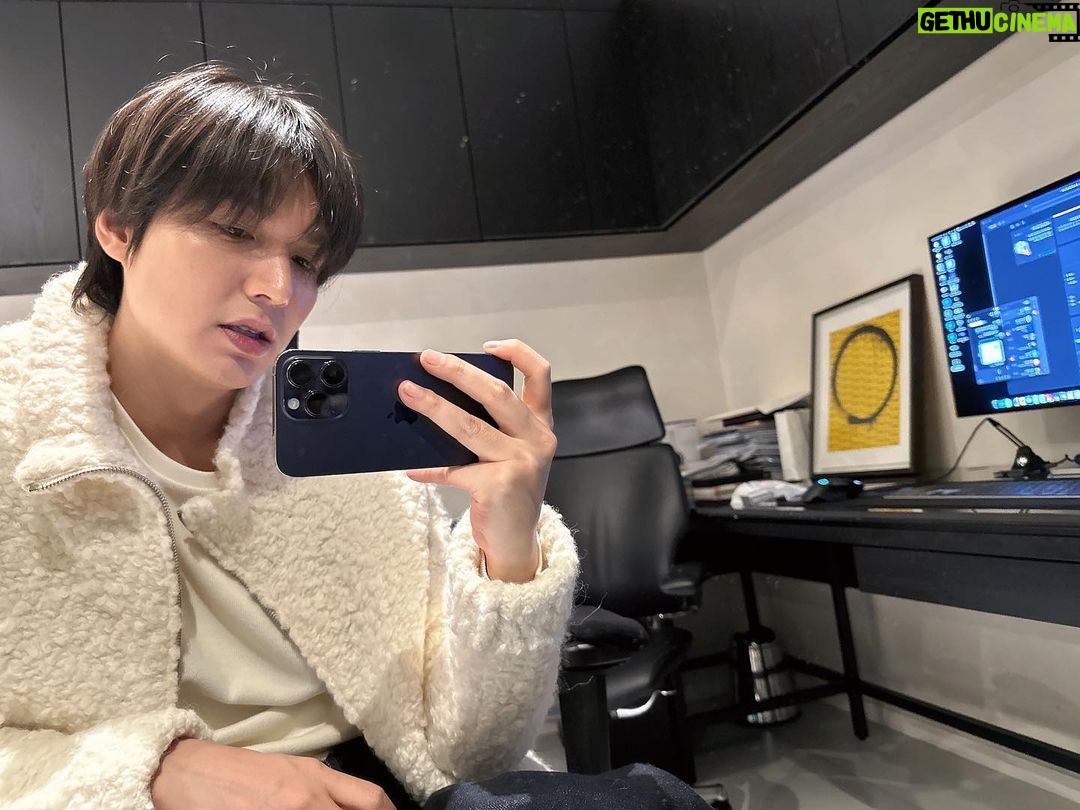 Lee Min-ho Instagram - 다들 한해 마무리 잘하시고 새해엔 몸도 마음도 더 건강스 happy new year😘